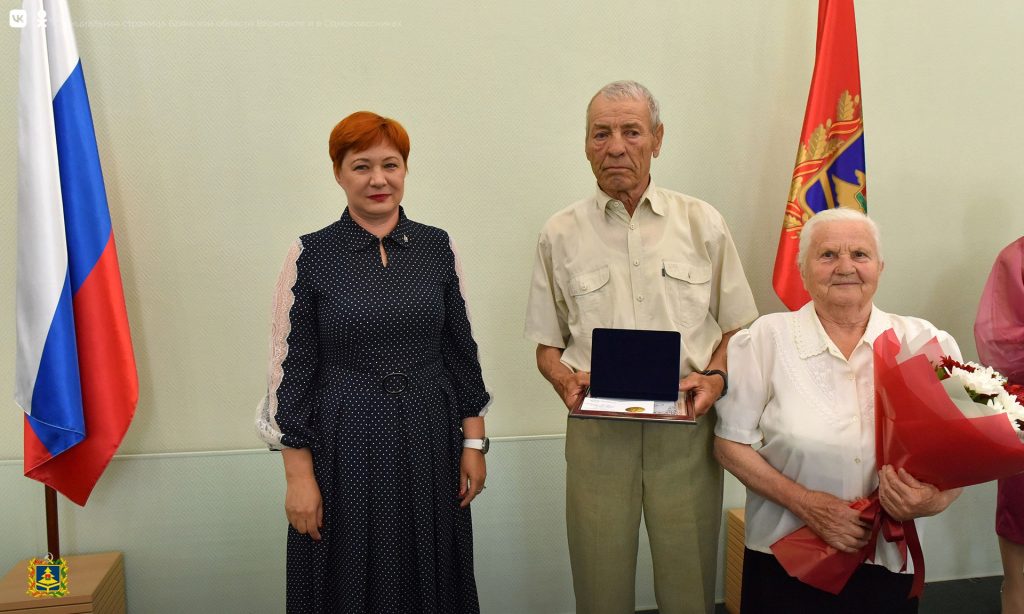 В Брянской области 53 семейные пары наградили медалью «За любовь и верность»